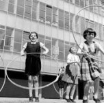 afc9d460fd6eb2f616a13--hula-hooping-vintage-school.jpg