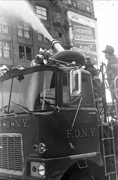 FDNY Super Pumnper Tender at Manh. 7th Alarm .jpg